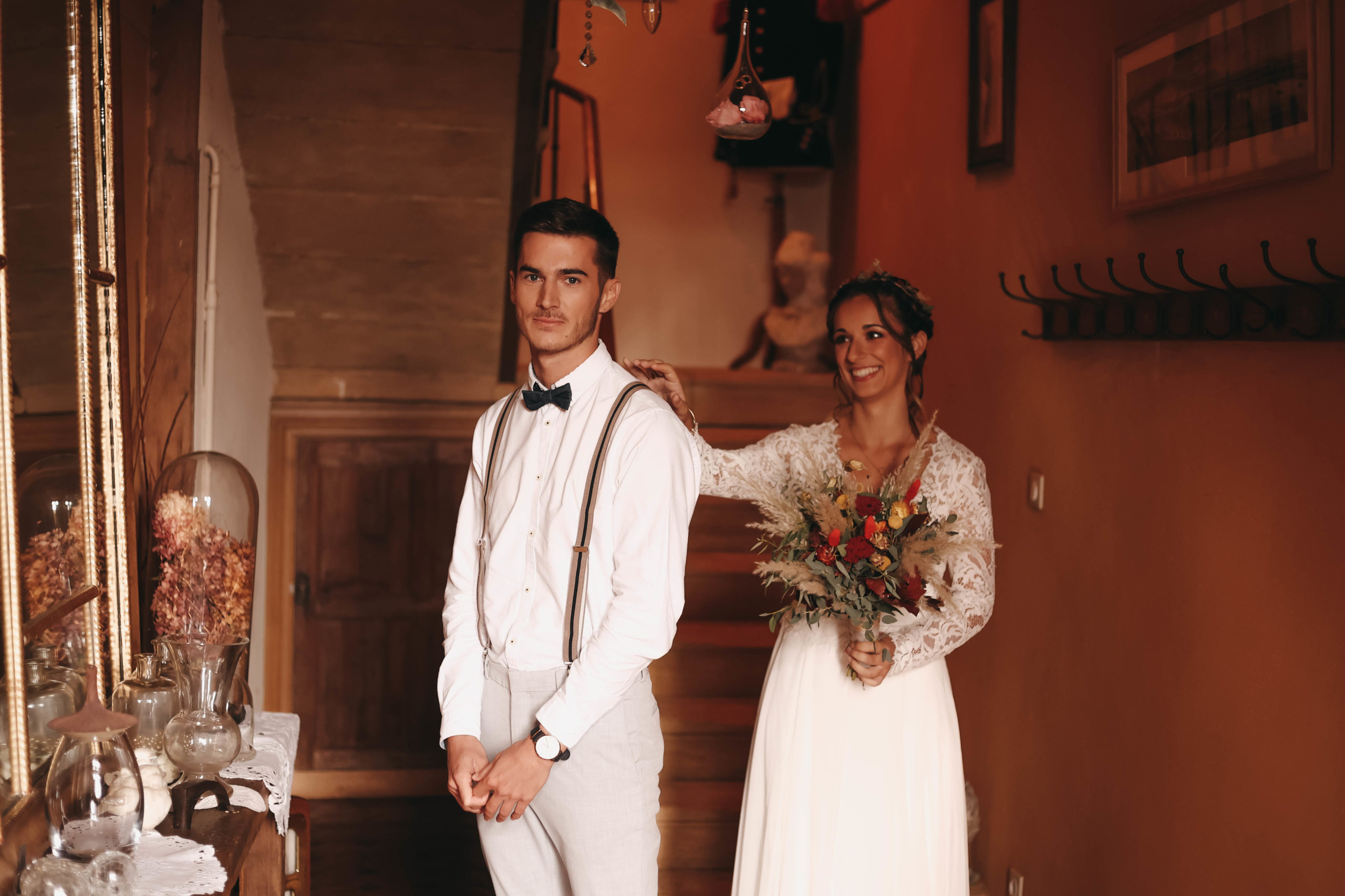 Un couple de jeunes mariés en tenue blanche