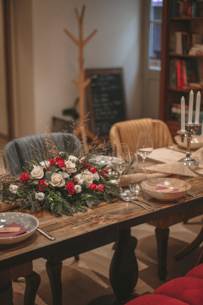 Le centre de table fleuri par Nelly Foulon vient sublimer la décoration de la table des mariés
